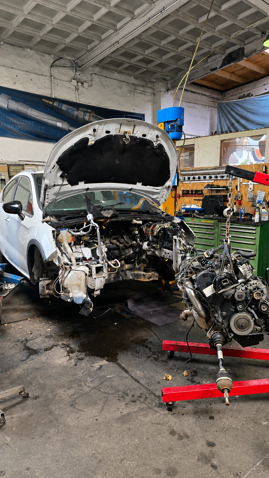 Ausgebauter Motor bei einer Instandsetzung in der DENKO Kfz-Werkstatt Hemmingen